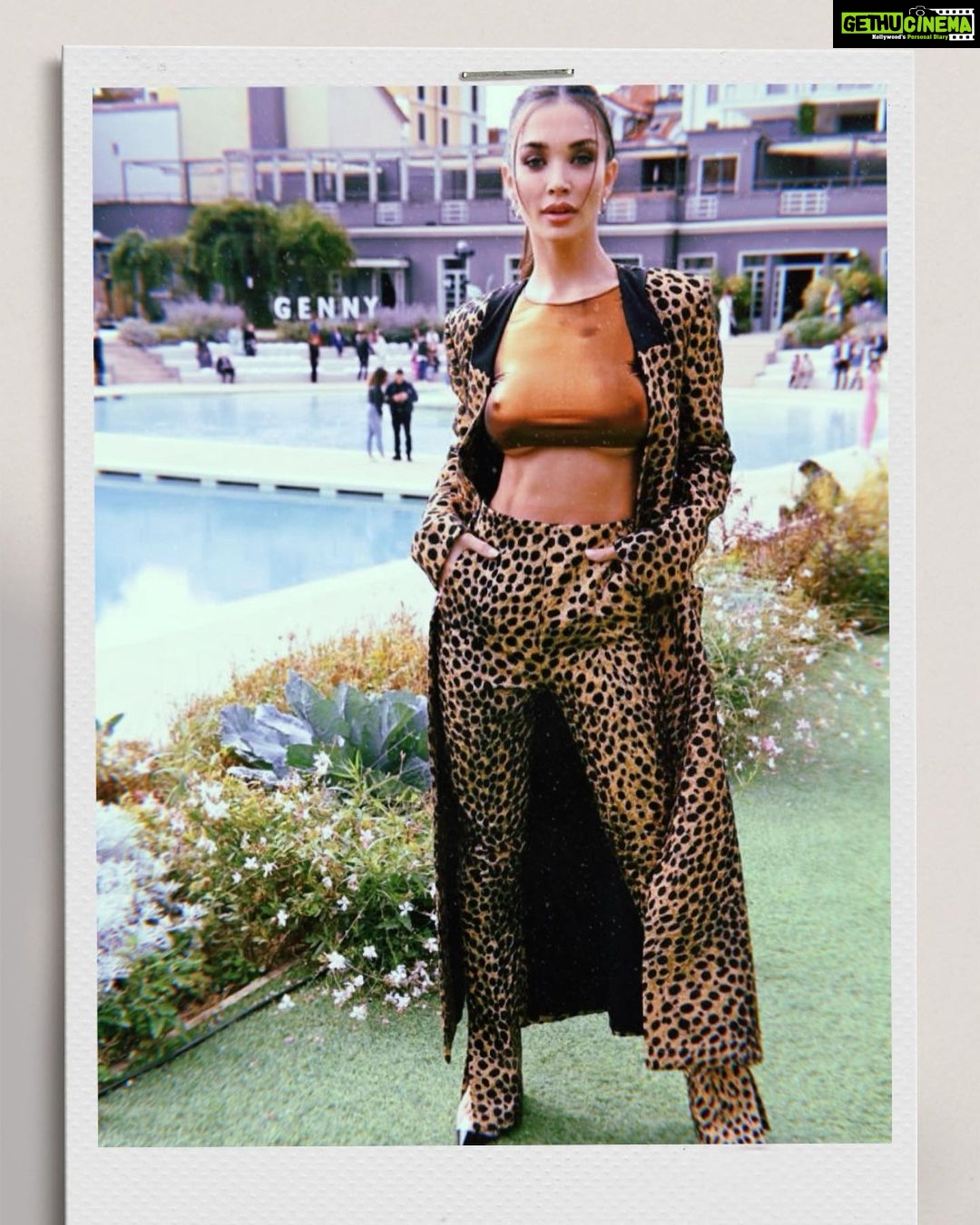 Amy Jackson Instagram - THE SHANIA OUTFIT OF DREAMS A cheeky lil morning in Milan with #saracavazzafacchini for @gennyofficial ๐ฎ๐น Thankyou to my love @massimoserini.official for getting me #MFW ready ๐ซถ๐ผ Milan, Italy