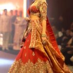 Amyra Dastur Instagram - 🌟 SHOWSTOPPER 🌟 @khatridesigners @deepkhatriofficial @sujhal_jewels ‘Couture De Royale’ 2022 💫 . . . Hair @hairgaragebynatasha MUA @mitalivakil Shot by @iammeetmb Edited by @iharshilpatell . . . #reelsinstagram #reelsindia #transformation #transition #transitionreels #navratri #indianfashion #showstopper #indiancouture Ahmedabad, India