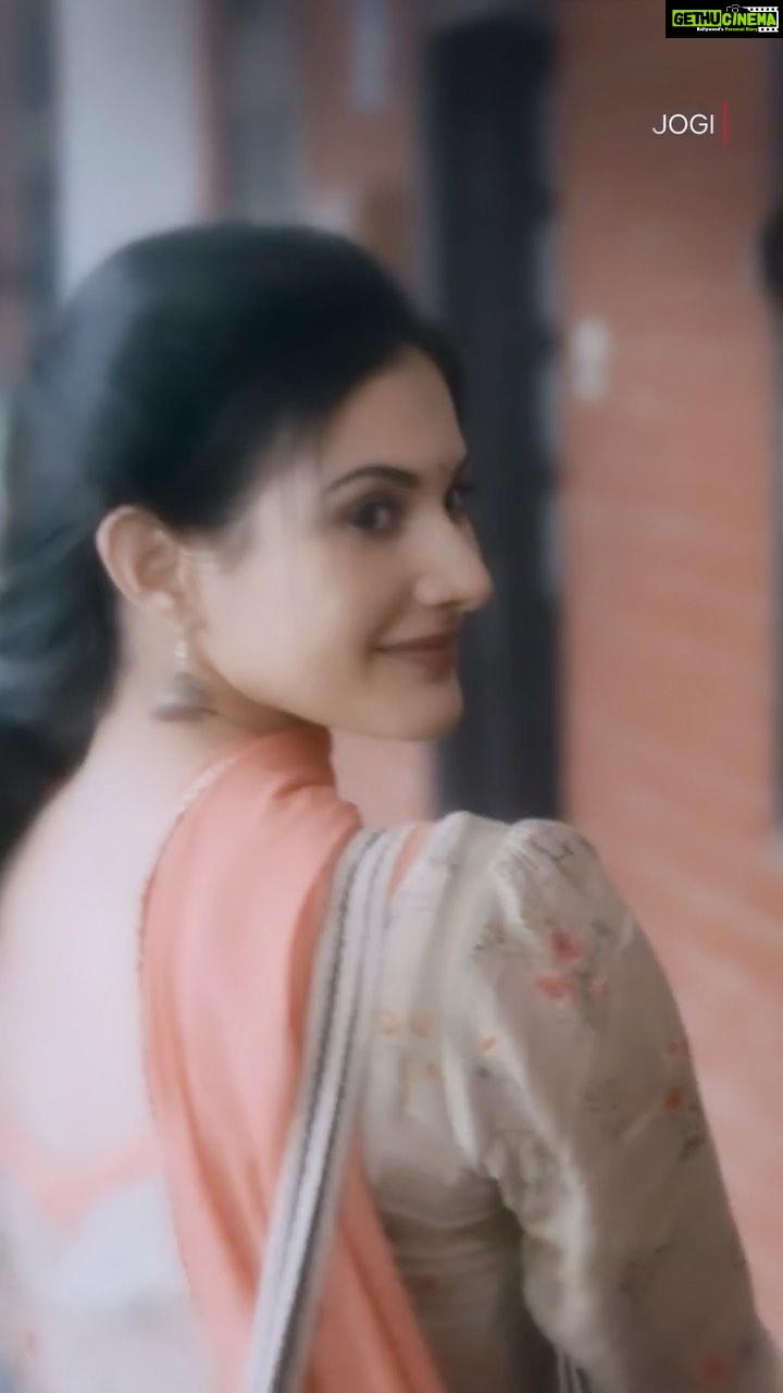 Amyra Dastur Instagram - @netflix_in 🍿 Jogi aur Kammo ki Tafriyan has made our heart all warm and fuzzy 💓💓 Jogi Now Streaming on Netflix. #jogi #jogionnetflix @ihimanshumehra @aliabbaszafar @aazfilms @sukhmanisadana @diljitdosanjh #amyradastur @mohdzeeshanayyub @hitentejwani @pareshpahuja @kumudkmishra . . . #tafriyaan #netflix #trending #instagood #explore #explorepage #instagramreels #reelsinstagram #kammo