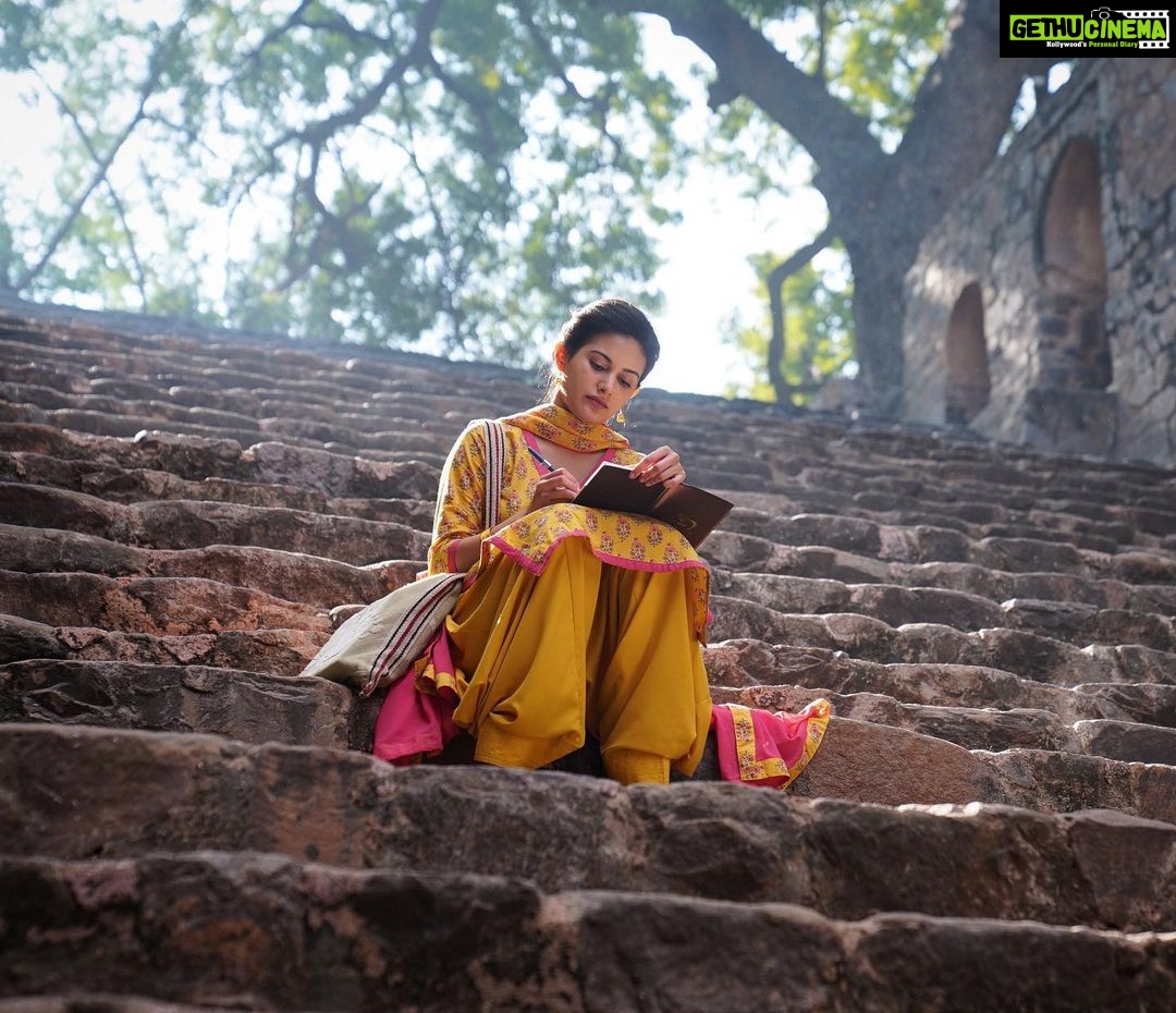 Amyra Dastur Instagram - 4 days left for #jogionnetflix 🕊 . . . #jogi @netflix_in @aliabbaszafar @ihimanshumehra @sukhmanisadana @aazfilms @diljitdosanjh @mohdzeeshanayyub @hitentejwani @pareshpahuja @kumudkmishra