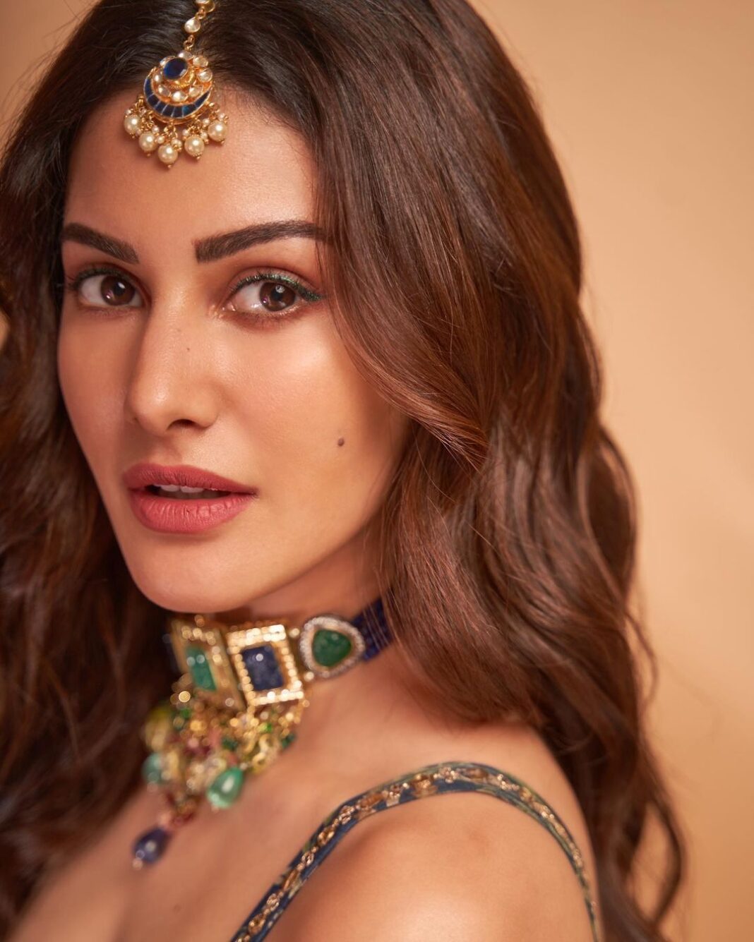 Amyra Dastur Instagram - “Glamor is shine and confidence” . Wearing @paulmiandharsh Jewellery @minerali_store Styled by @malvika_tater Hair @hairstylist_madhav2.0 Shot by @dieppj . . . #thegreatindianwedding #riali #shaadi #shaadiseason #indianwedding #desigirl #lehenga #indianwear #indianfashion