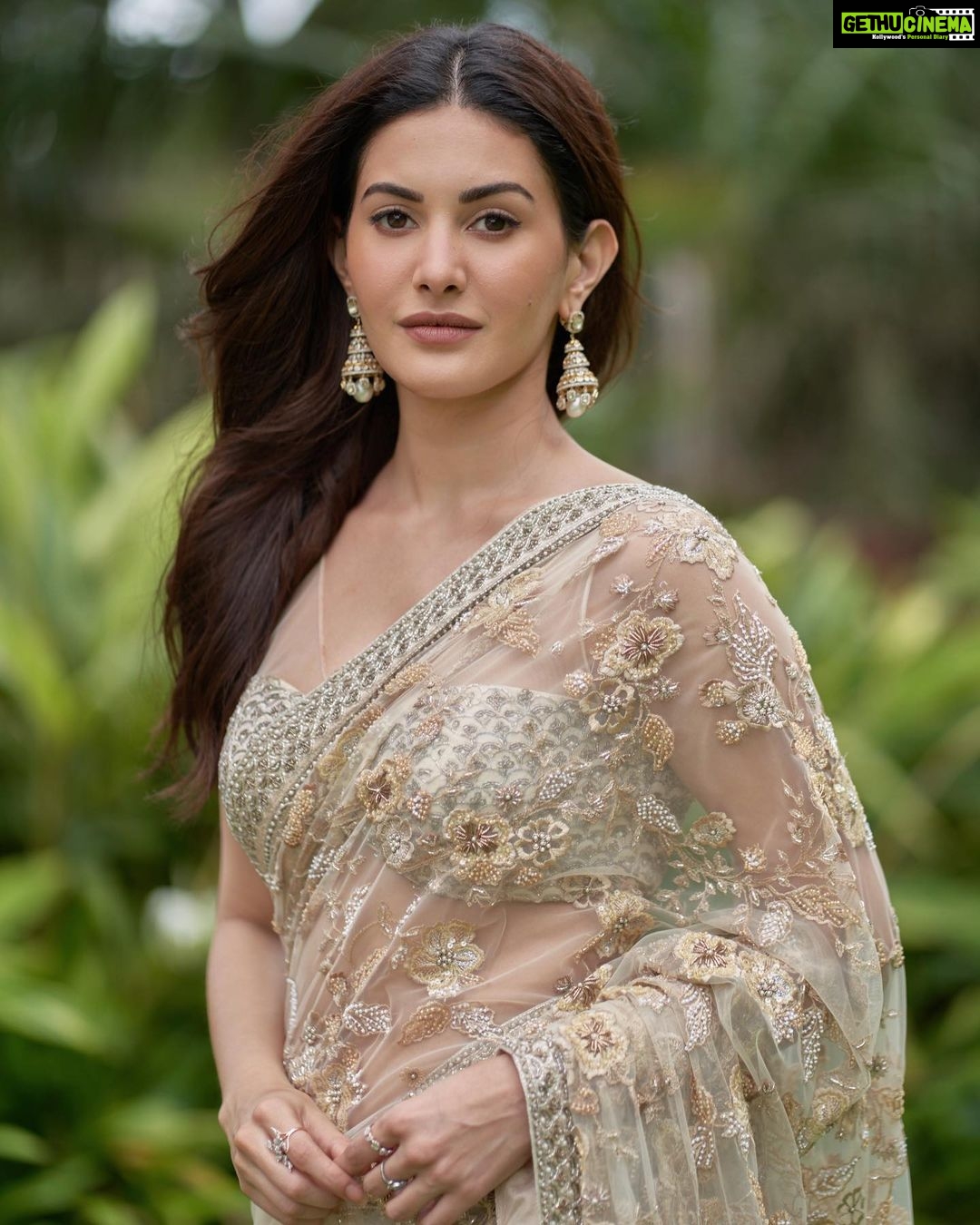 Amyra Dastur Instagram - 🕊 . . . Wearing @shyamalbhumika for the trailer launch of #jogionnetflix ✨ Styled by @malvika_tater Earrings @gehnajewellers1 Rings @anmoljewellers MUA @miimoglam Hair by @hairgaragebynatasha Shot by @dieppj Taj Lands End, Mumbai