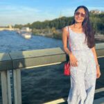 Andrea Jeremiah Instagram - Throwback to the week that was… Paris ! 🥂🌞💃🏻 Shoutout to @gtholidays.in for arranging travel logistics on the occasion of my sister’s wedding 🙏🏻 can’t wait for my next trip with you guys ! Au revoir Paris, see you soon 💋 #paris #gtholidays #reels #reelsinstagram #famjam #travel #vacay #reelitfeelit #throwback #throwbackthursday #tbt