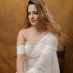 Anita Hassanandani Instagram - 💥Cos I’m feeling like a pathaka this Diwali in @komalraghanimukhi 💥 Jewellery by - @allthatglitters.jewellery x @theboltpr Shot by- @ravii_dixit Styled by- @ananyaarora2013 Jewellery by - @allthatglitters.Jewellery x @theboltpr Shot by- @ravii_dixit Styled by- @ananyaarora2013 Fashion intern- @mahekagandhi_16 MUA- @makeupbyrajeshpatil @sarita_sharma_25