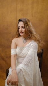 Anita Hassanandani Instagram - 💥Cos I’m feeling like a pathaka this Diwali in @komalraghanimukhi 💥 Jewellery by - @allthatglitters.jewellery x @theboltpr Shot by- @ravii_dixit Styled by- @ananyaarora2013 Jewellery by - @allthatglitters.Jewellery x @theboltpr Shot by- @ravii_dixit Styled by- @ananyaarora2013 Fashion intern- @mahekagandhi_16 MUA- @makeupbyrajeshpatil @sarita_sharma_25