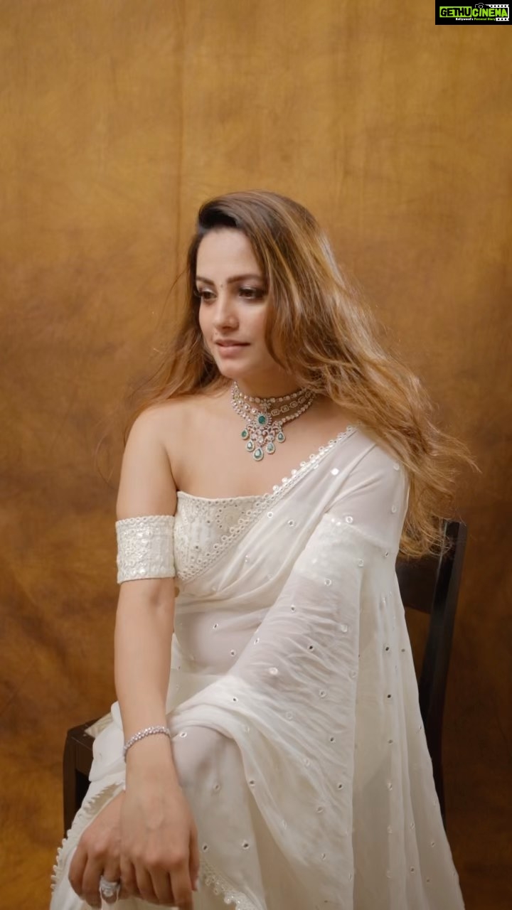 Anita Hassanandani Instagram - 💥Cos I’m feeling like a pathaka this Diwali in @komalraghanimukhi 💥 Jewellery by - @allthatglitters.jewellery x @theboltpr Shot by- @ravii_dixit Styled by- @ananyaarora2013 Jewellery by - @allthatglitters.Jewellery x @theboltpr Shot by- @ravii_dixit Styled by- @ananyaarora2013 Fashion intern- @mahekagandhi_16 MUA- @makeupbyrajeshpatil @sarita_sharma_25