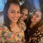 Anjana Rangan Instagram – Happy girls are the prettiest! 😍
#photodump from yesterday! 😍❤️ #14yearsofvjanjana #14yearsofvjanjanarangan 
You shud check out the cake in the last picture ❤️😅
Pc : @imshivashish