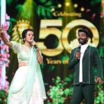 Anjana Rangan Instagram – Thats how excited we are, when we go onstage! 😄🤩 
With @makapa_anand ❤️ for @poorvika_india ‘s #Yuvraj50 family extravanganza. 
Wearing @studio149 💚
Brilliantly organised by @renaissance.events @raghini.muralidharan 😘😘😘