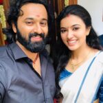 Anju Kurian Instagram - Wishing you a fantastic birthday and a wonderful year ahead🤩. Happy Birthday Unniyetta @iamunnimukundan 👏🏻🎂👏🏻. (Actually this was my first selfie with you🤭) #meppadiyan #throwback #movieset #malayalamcinema #shootdiaries