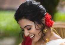 Anju Kurian Instagram - Sending the most heartwarming Onam greetings to your way 🌺🌺🌺. H🌸A🌸P🌸P🌸Y O🌸N🌸A🌸M #onam #onam2022 #festivevibes P.C - @premsampaul Styling- @joe_elize_joy Saree - @turmerikofficial MUA- @abilashchickumakeupartist