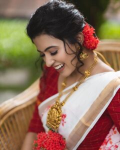 Anju Kurian Instagram - Sending the most heartwarming Onam greetings to your way 🌺🌺🌺. H🌸A🌸P🌸P🌸Y O🌸N🌸A🌸M #onam #onam2022 #festivevibes P.C - @premsampaul Styling- @joe_elize_joy Saree - @turmerikofficial MUA- @abilashchickumakeupartist