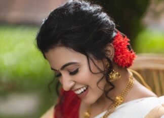 Anju Kurian Instagram - Sending the most heartwarming Onam greetings to your way 🌺🌺🌺. H🌸A🌸P🌸P🌸Y O🌸N🌸A🌸M #onam #onam2022 #festivevibes P.C - @premsampaul Styling- @joe_elize_joy Saree - @turmerikofficial MUA- @abilashchickumakeupartist