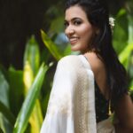 Anju Kurian Instagram – Let’s flip to traditional 🌸🙈. 

#onam2022 #festivevibes #onam 

Picture courtesy – @premsampaul 
Styling- @joe_elize_joy
MUA- @abilashchickumakeupartist 
Saree- @ahdesignlabel 
Jewellery- @officialmanjalijewellers 
Location- @nihararesorts