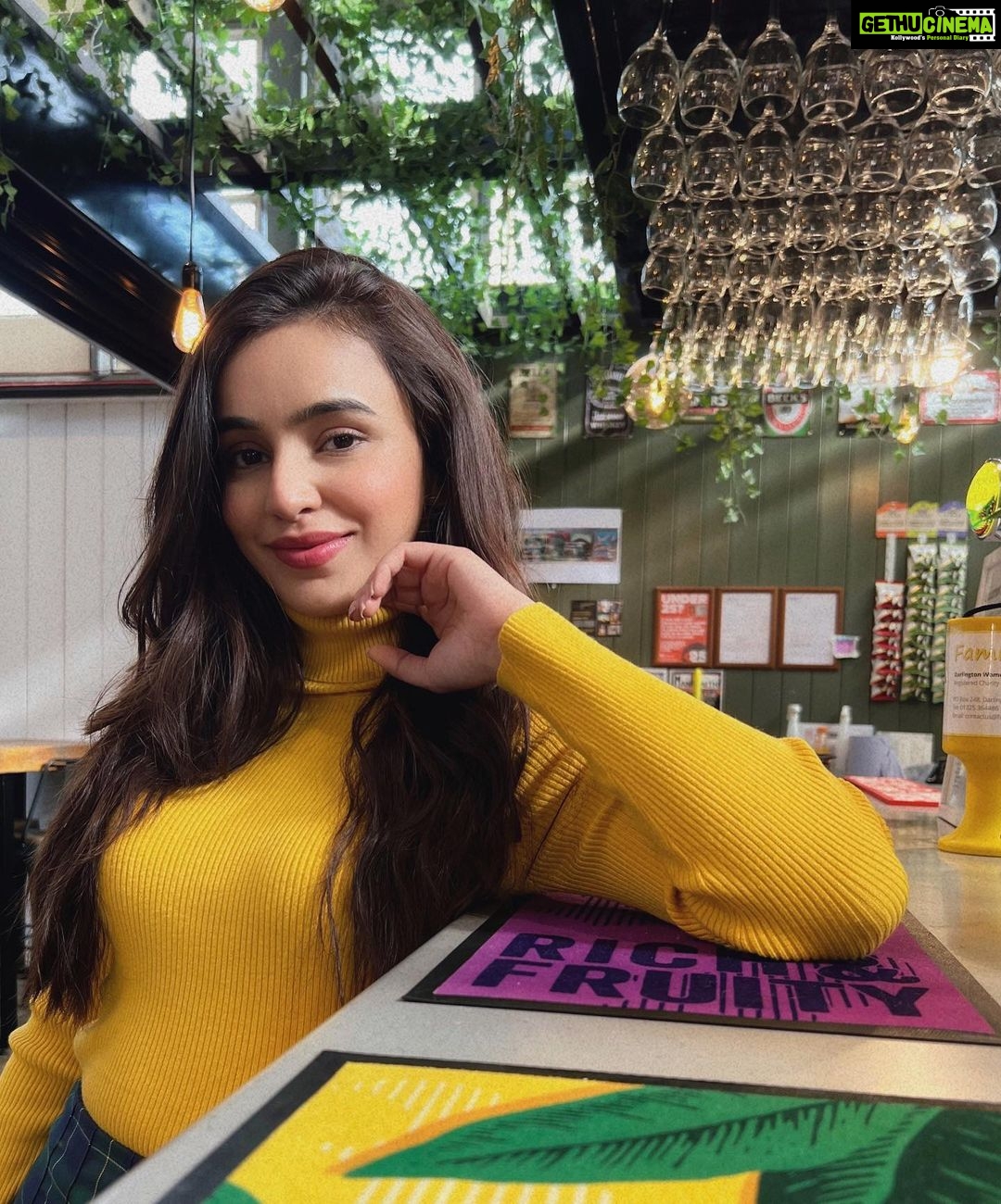 Ankitta Sharma Instagram - Saturday night & a good hair day! 💛