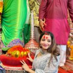 Antara Biswas Instagram - “LAALBAUG CHA RAJA “ … Is pal ke Liye Barson intezar Kiya hai humne… Aur kitna Accha lag Raha Hai, kitne khush hain hum bata nahi sakte…. Sab Kuch Accha Hone Wala Hai 🙏🙏🧿…. #lalbaughcharaja #laalbaagcharajadarshan #ganpatibappamorya #blessed #happy #bestmoment #love #darshan Thank you @heenaalad @kaushal_j for making this happen… love you guys ❤️❤️ Lalbaugcha Raja Sarvajanik Ganeshotsav Mandal