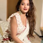 Antara Biswas Instagram - “ I Feel Beautiful 🤩, I Feel Strong, And I Feel Confident In Who I Am “ … #goodmorning #world #sareelove #white Styled by: @styling.your.soul Saree: @womaste.ethnic Mua: @sachinmakeupartist1 Hair : @shab_qureshi786 📸: @deepakpathak663 Lucknow, Uttar Pradesh