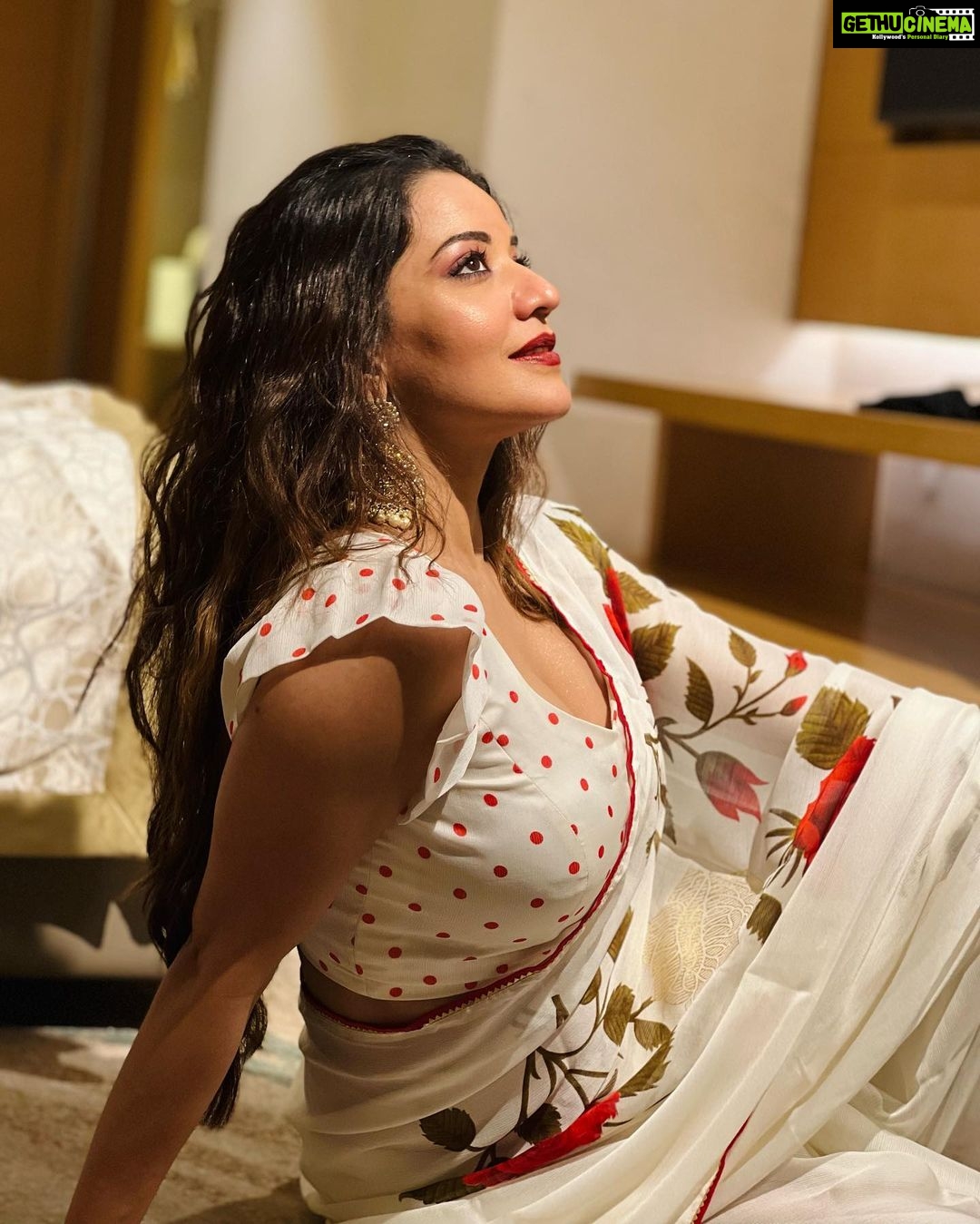 Antara Biswas Instagram - “ I Feel Beautiful 🤩, I Feel Strong, And I Feel Confident In Who I Am “ … #goodmorning #world #sareelove #white Styled by: @styling.your.soul Saree: @womaste.ethnic Mua: @sachinmakeupartist1 Hair : @shab_qureshi786 📸: @deepakpathak663 Lucknow, Uttar Pradesh
