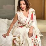 Antara Biswas Instagram - “ I Feel Beautiful 🤩, I Feel Strong, And I Feel Confident In Who I Am “ … #goodmorning #world #sareelove #white Styled by: @styling.your.soul Saree: @womaste.ethnic Mua: @sachinmakeupartist1 Hair : @shab_qureshi786 📸: @deepakpathak663 Lucknow, Uttar Pradesh