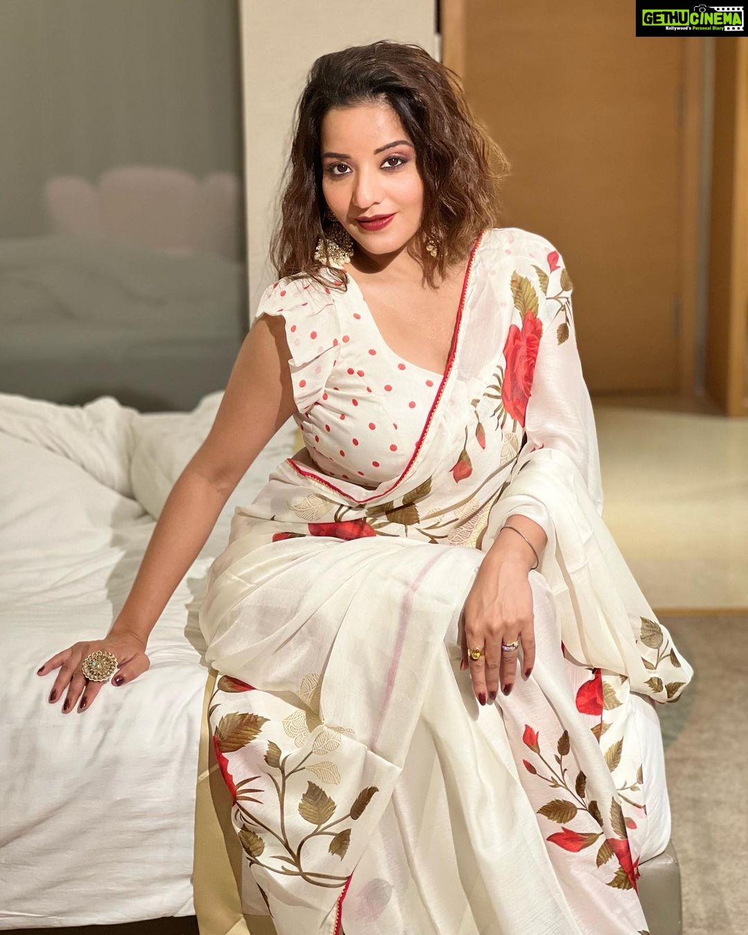 Antara Biswas Instagram - “ I Feel Beautiful 🤩, I Feel Strong, And I Feel Confident In Who I Am “ … #goodmorning #world #sareelove #white Styled by: @styling.your.soul Saree: @womaste.ethnic Mua: @sachinmakeupartist1 Hair : @shab_qureshi786 📸: @deepakpathak663 Lucknow, Uttar Pradesh
