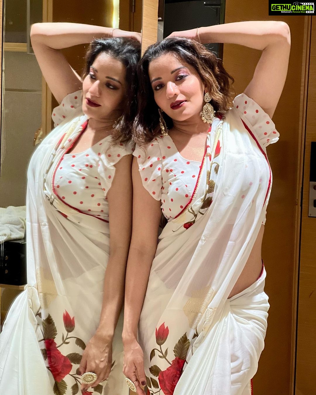 Antara Biswas Instagram - “ I Feel Beautiful 🤩, I Feel Strong, And I Feel Confident In Who I Am “ … #goodmorning #world #sareelove #white Styled by: @styling.your.soul Saree: @womaste.ethnic Mua: @sachinmakeupartist1 Hair : @shab_qureshi786 📸: @deepakpathak663 Lucknow, Uttar Pradesh
