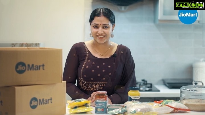 Anu Sithara Instagram - Onam is here, and I have a lot to prepare, but JioMart has made it so convenient! 🤩 The JioMart Onam Ready Sale, from 31st August to 2nd September, has all Onam Essentials at up to 50% off. Wait no more! Download the JioMart app now and get ready to celebrate a grand Onam with the JioMart Onam Ready Sale! Shop now: https://bit.ly/3wF2IkM