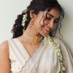 Anupama Parameswaran Instagram – The onam smile is here 😄 
സന്തോഷത്തിന്റെയും ഐശ്വര്യത്തിന്റെയും ഓണാശംസകൾ 🌺🍃🌼🌸🌺🍃🌼🌸

PC @nihal_kodhaty 😊
Saree @jugalbandhi 
Jewellery @desire_collective