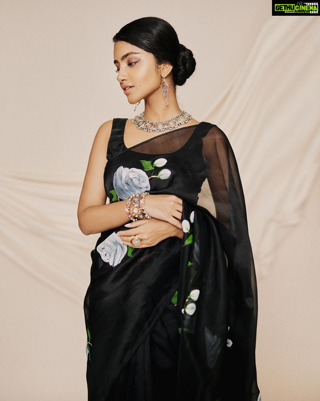 Anupama Parameswaran Instagram - Wouldn’t have been busy gazing stars for a fortnight, had he realised the classic star was right by his side. 🖤 Wearing @picchika Jewellery @amrapalijewels Styled by @rashmitathapa Styling team @aishwarya128 Shot by @arifminhaz Photo assistant @thejaswitanneru