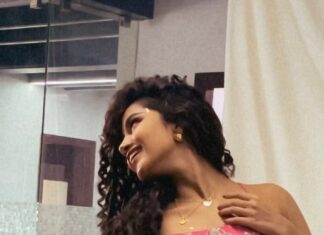 Anupama Parameswaran Instagram - “Right is this” 🤣🤣🤣 Not a cute #bts Thanks @arifminhaz for the instructions 😏