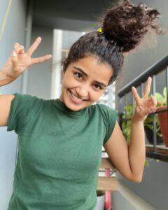 Anupama Parameswaran Instagram - Lazy Sundays 🥱 #noshowerfunday🫣🤭😬 #fluface😷