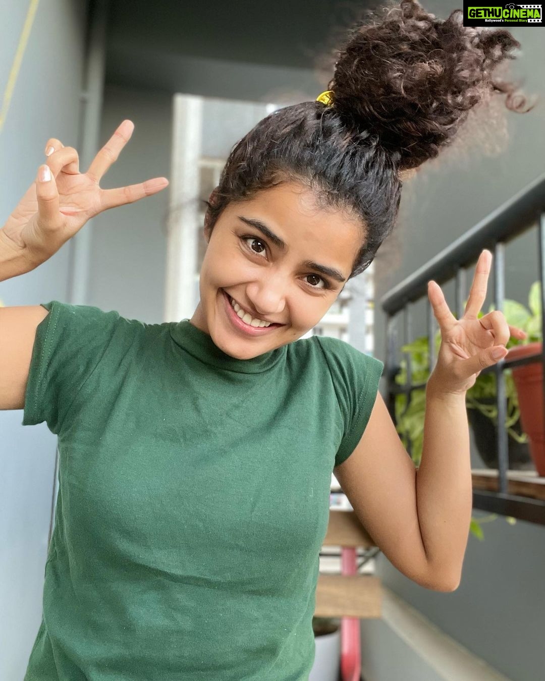 Anupama Parameswaran Instagram - Lazy Sundays 🥱 #noshowerfunday🫣🤭😬 #fluface😷