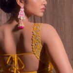 Anupama Parameswaran Instagram - Casting a spell on you ❦ Sorry for breaking you heart so soon… #premaneram my recent favourite song 🥹 VC and hairstyle by @koli_sarika7313 Styling @rashmitathapa Assisted by @aishwarya128 Makeup by Yours only 🤓😜 me 😒