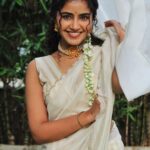 Anupama Parameswaran Instagram – The onam smile is here 😄 
സന്തോഷത്തിന്റെയും ഐശ്വര്യത്തിന്റെയും ഓണാശംസകൾ 🌺🍃🌼🌸🌺🍃🌼🌸

PC @nihal_kodhaty 😊
Saree @jugalbandhi 
Jewellery @desire_collective