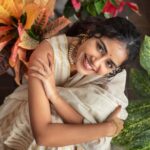 Anupama Parameswaran Instagram – The onam smile is here 😄 
സന്തോഷത്തിന്റെയും ഐശ്വര്യത്തിന്റെയും ഓണാശംസകൾ 🌺🍃🌼🌸🌺🍃🌼🌸

PC @nihal_kodhaty 😊
Saree @jugalbandhi 
Jewellery @desire_collective