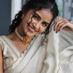 Anupama Parameswaran Instagram – The onam smile is here 😄 
സന്തോഷത്തിന്റെയും ഐശ്വര്യത്തിന്റെയും ഓണാശംസകൾ 🌺🍃🌼🌸🌺🍃🌼🌸

PC @nihal_kodhaty 😊
Saree @jugalbandhi 
Jewellery @desire_collective