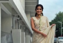 Anupama Parameswaran Instagram - The onam smile is here 😄 സന്തോഷത്തിന്റെയും ഐശ്വര്യത്തിന്റെയും ഓണാശംസകൾ 🌺🍃🌼🌸🌺🍃🌼🌸 PC @nihal_kodhaty 😊 Saree @jugalbandhi Jewellery @desire_collective