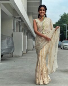 Anupama Parameswaran Instagram - The onam smile is here 😄 സന്തോഷത്തിന്റെയും ഐശ്വര്യത്തിന്റെയും ഓണാശംസകൾ 🌺🍃🌼🌸🌺🍃🌼🌸 PC @nihal_kodhaty 😊 Saree @jugalbandhi Jewellery @desire_collective