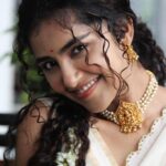 Anupama Parameswaran Instagram – The onam smile is here 😄 
സന്തോഷത്തിന്റെയും ഐശ്വര്യത്തിന്റെയും ഓണാശംസകൾ 🌺🍃🌼🌸🌺🍃🌼🌸

PC @nihal_kodhaty 😊
Saree @jugalbandhi 
Jewellery @desire_collective