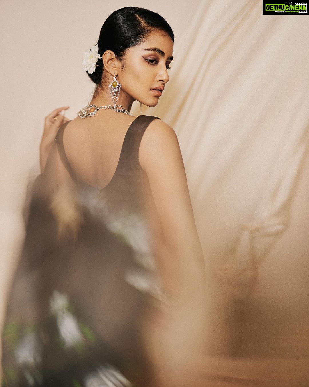 Anupama Parameswaran Instagram - Wouldn’t have been busy gazing stars for a fortnight, had he realised the classic star was right by his side. 🖤 Wearing @picchika Jewellery @amrapalijewels Styled by @rashmitathapa Styling team @aishwarya128 Shot by @arifminhaz Photo assistant @thejaswitanneru