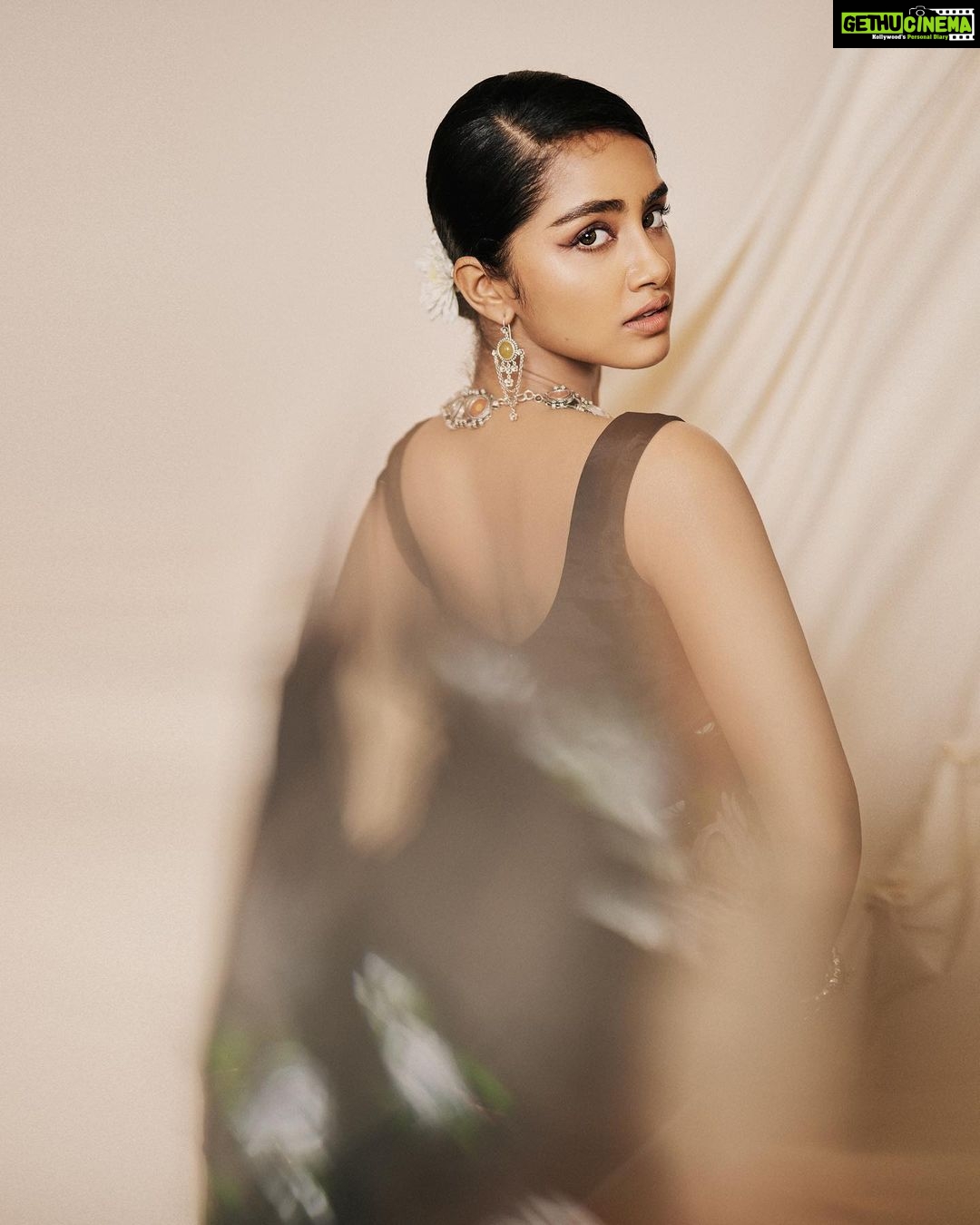 Anupama Parameswaran Instagram - Wouldn’t have been busy gazing stars for a fortnight, had he realised the classic star was right by his side. 🖤 Wearing @picchika Jewellery @amrapalijewels Styled by @rashmitathapa Styling team @aishwarya128 Shot by @arifminhaz Photo assistant @thejaswitanneru