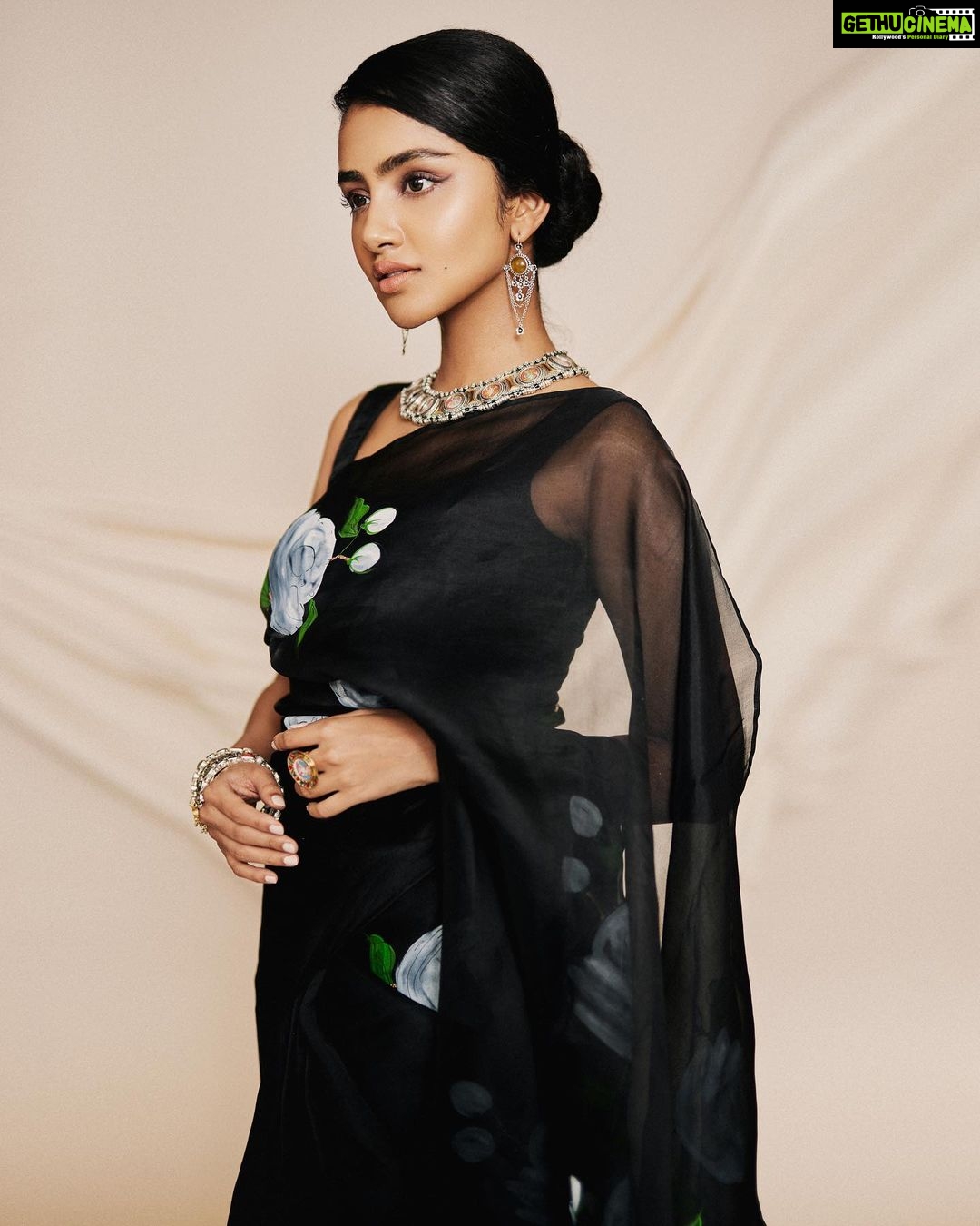 Anupama Parameswaran Instagram - Wouldn’t have been busy gazing stars for a fortnight, had he realised the classic star was right by his side. 🖤 Wearing @picchika Jewellery @amrapalijewels Styled by @rashmitathapa Styling team @aishwarya128 Shot by @arifminhaz Photo assistant @thejaswitanneru