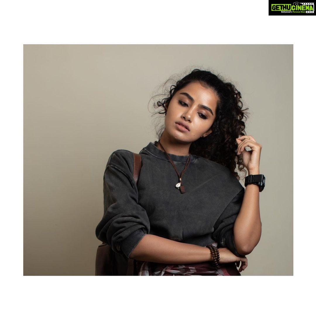 Anupama Parameswaran Instagram - How I began #karthikeya2 journey as #mugdha 😅 Captured by @seshu__vardhan 🔥