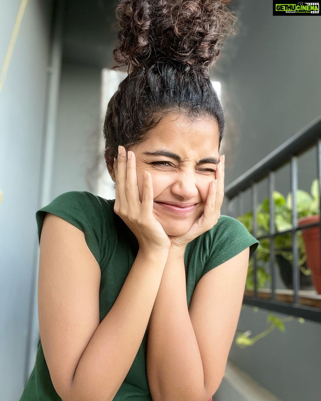 Anupama Parameswaran Instagram - Lazy Sundays 🥱 #noshowerfunday🫣🤭😬 #fluface😷