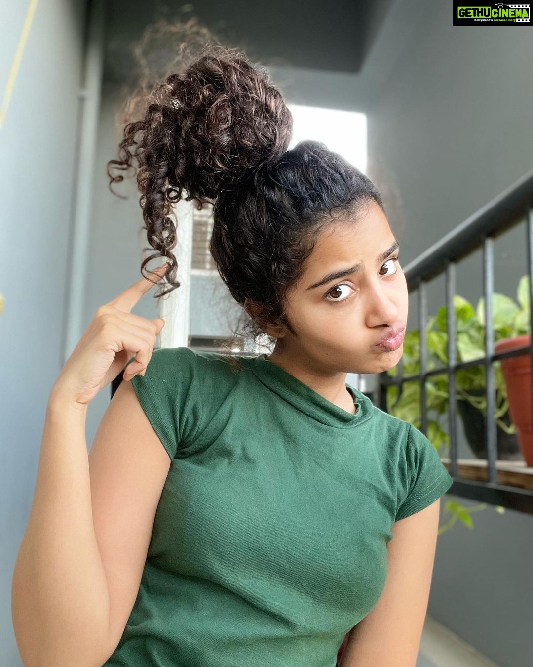 Anupama Parameswaran Instagram - Lazy Sundays 🥱 #noshowerfunday🫣🤭😬 #fluface😷