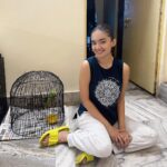 Anushka Sen Instagram - Recreated some of my pictures from Jamshedpur ( nana Nani’s house ) 🫶🥰 . P.S Mithu the parrot and the fishes are older to me 😂 We are growing up together 😬