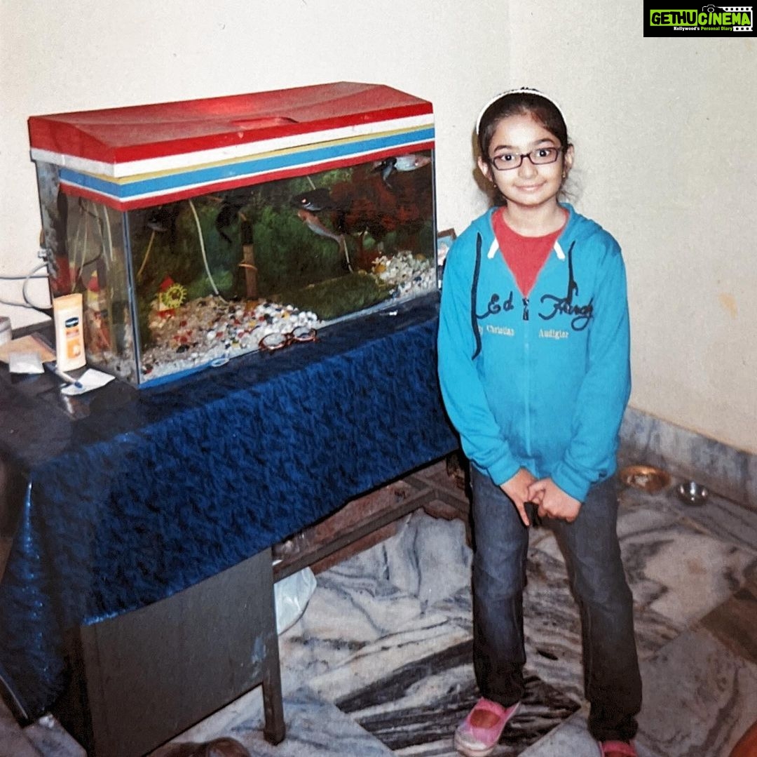 Anushka Sen Instagram - Recreated some of my pictures from Jamshedpur ( nana Nani’s house ) 🫶🥰 . P.S Mithu the parrot and the fishes are older to me 😂 We are growing up together 😬