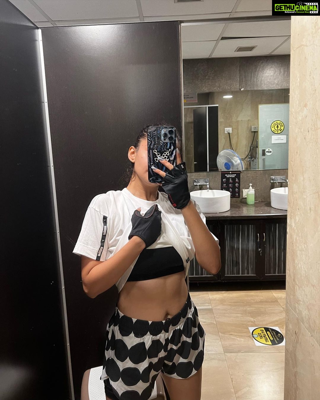 Anushka Sen Instagram - strong is the new pretty 💪🦦
