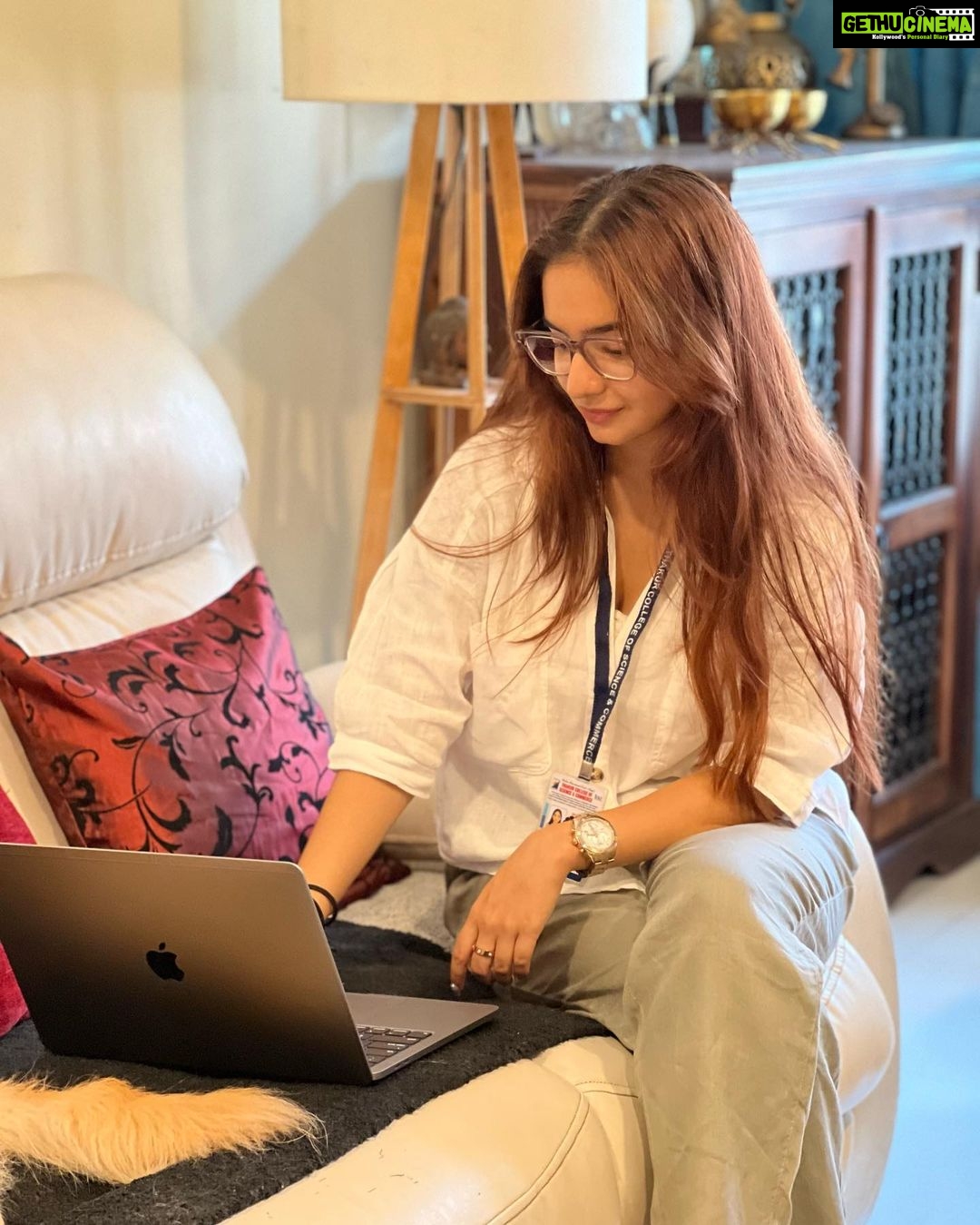 Anushka Sen Instagram - college days 🦦🫶 with my study buddy 😽