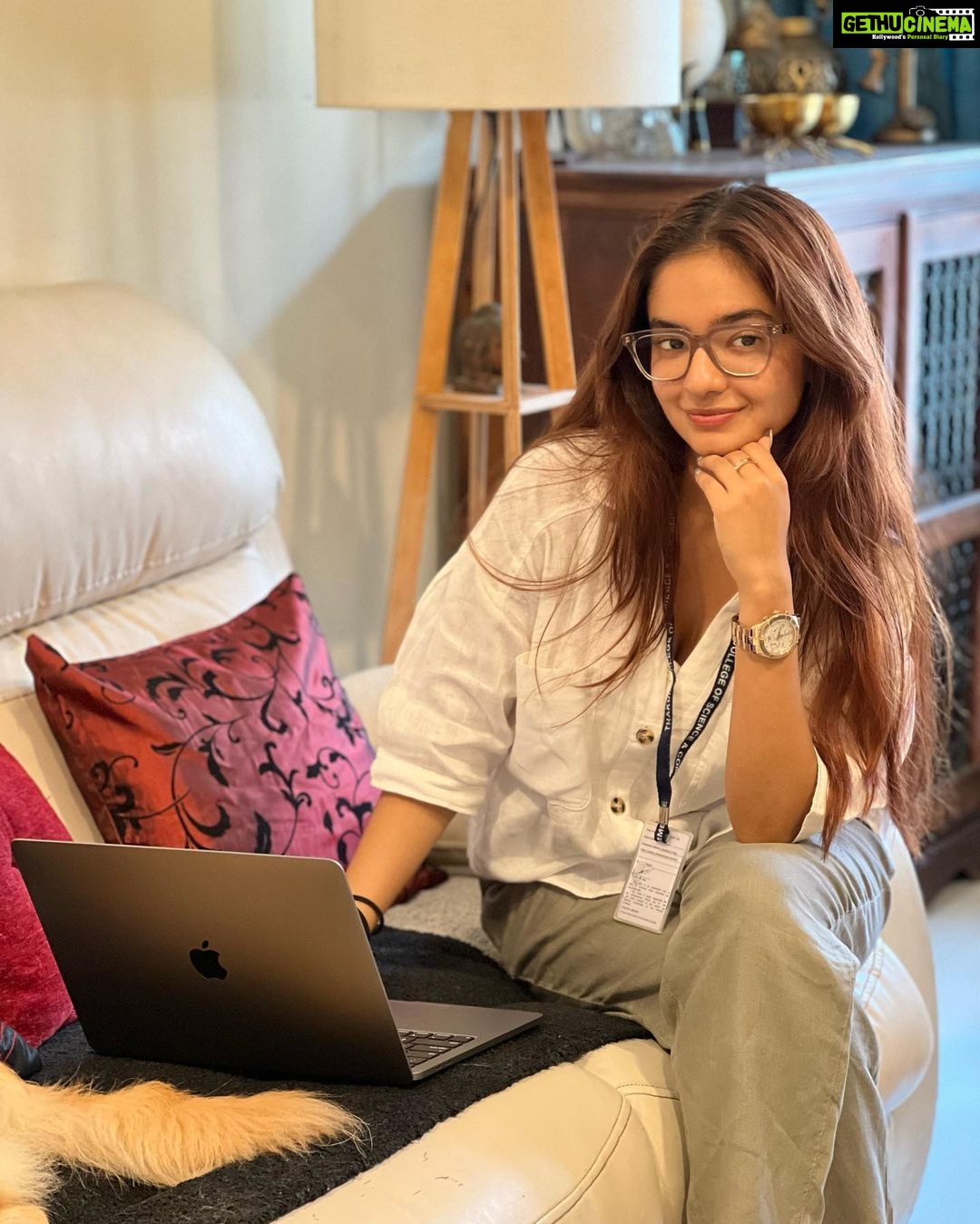 Anushka Sen Instagram - college days 🦦🫶 with my study buddy 😽