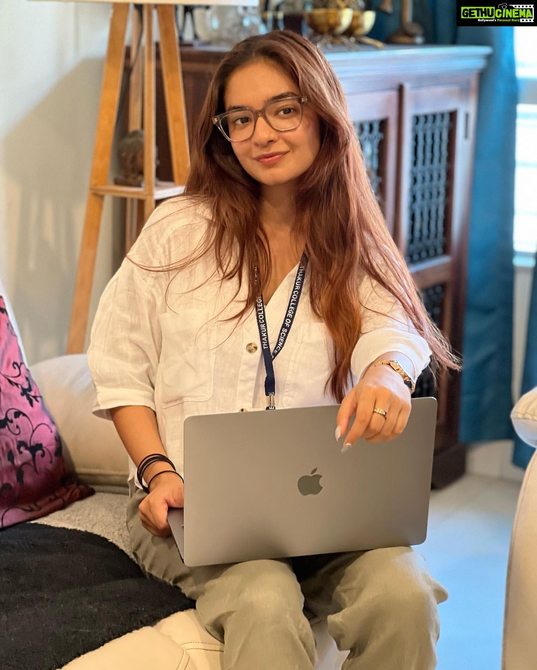 Anushka Sen Instagram - college days 🦦🫶 with my study buddy 😽