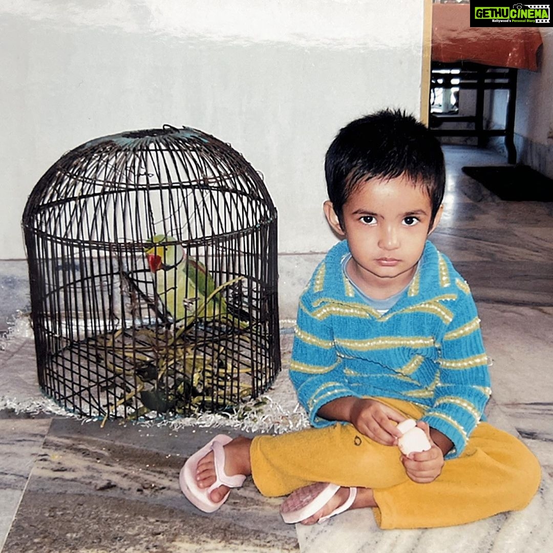 Anushka Sen Instagram - Recreated some of my pictures from Jamshedpur ( nana Nani’s house ) 🫶🥰 . P.S Mithu the parrot and the fishes are older to me 😂 We are growing up together 😬